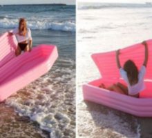 Berani Coba? Mengapung di Air Dalam Peti Mati Imut