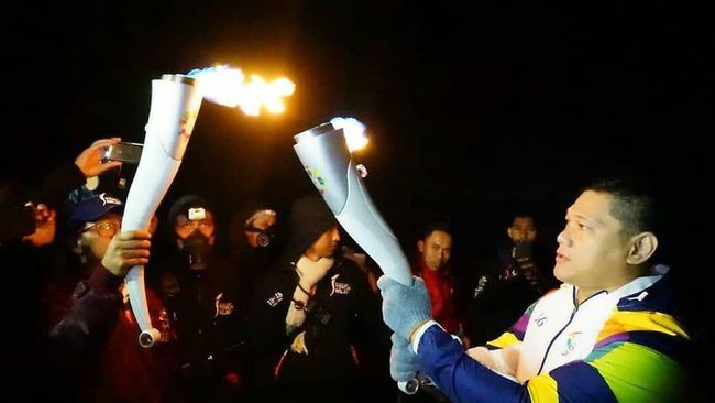 Obor Asian Games Bertemu Api Biru Kawah Ijen