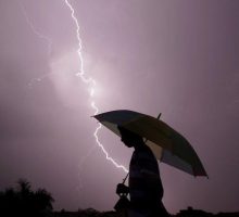 Pakai Ponsel Rawan Tersambar Petir, Benarkah?