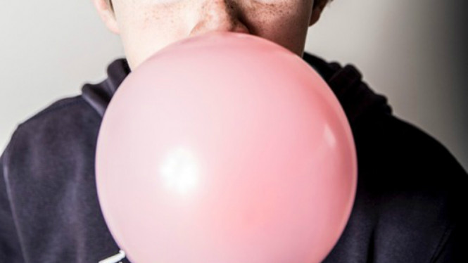 4 Dampak Buruk Mengunyah Permen Karet