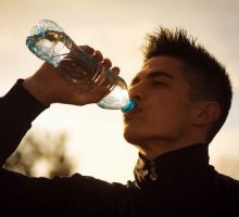 Cara Agar Tubuh Tak Kekurangan Cairan