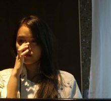 Stop Main Gadget di Tempat Gelap. Ini Dia Bahayanya