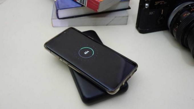 Tak Cuma Wireless Charging, Power Bank Ini Berteknologi Triple Fast Charging Systemoe