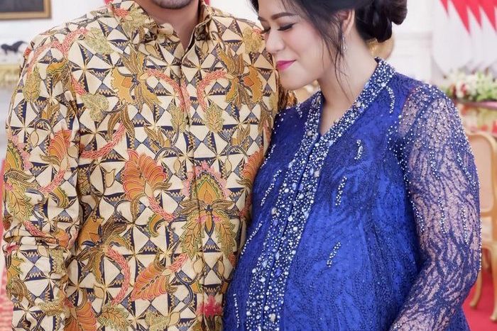 Pesona Penampilan Baru Kahiyang Ayu Mengenakan Busana Kasual dan Rambut Keriting