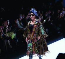 Luwesnya Menteri Susi di Catwalk JFW 2019, Tampil Bak Model dengan Kacamata Hitam dan Boots