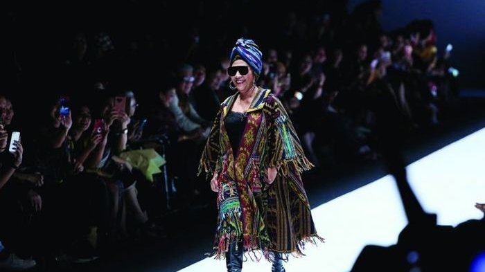 Luwesnya Menteri Susi di Catwalk JFW 2019, Tampil Bak Model dengan Kacamata Hitam dan Boots Luwesnya Menteri Susi di Catwalk JFW 2019, Tampil Bak Model dengan Kacamata Hitam dan Boots
